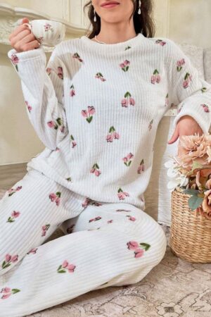 Beyaz Çiçek Desenli Pijama Takımı