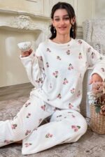 Beyaz Çiçek Desenli Pijama Takımı