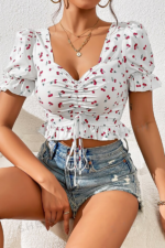 Beyaz Kiraz Desenli Drape Detaylı Kalp Yaka Karpuz Kol Crop Bluz