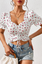 Beyaz Kiraz Desenli Drape Detaylı Kalp Yaka Karpuz Kol Crop Bluz