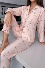 Pembe Kiraz Desenli Cep Detaylı Uzun Kollu Gömlek Yaka Pijama Takımı