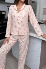 Pembe Kiraz Desenli Cep Detaylı Uzun Kollu Gömlek Yaka Pijama Takımı